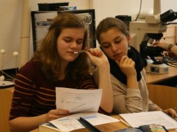 11_Tanja_und_Thekla_nachdenklich