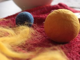 10_Zwei_Filzkugeln